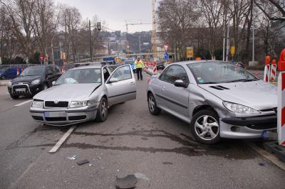 Stuttgart Mitte: Fehler bei Fahrspurwechsel fuehrt zu Unfall